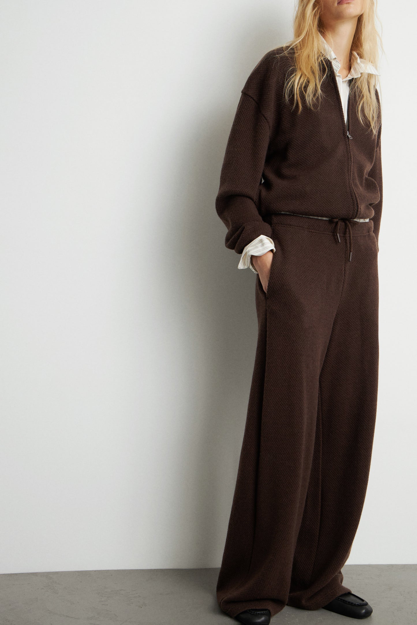 DARK BROWN