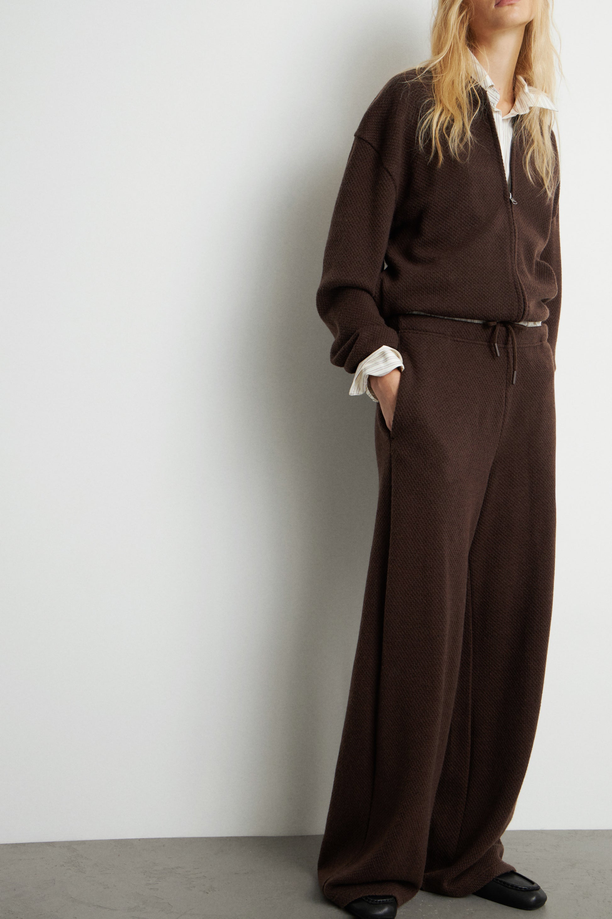 DARK BROWN