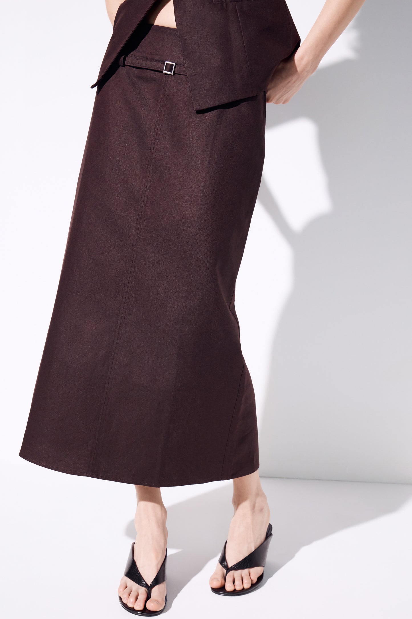 DARK BROWN