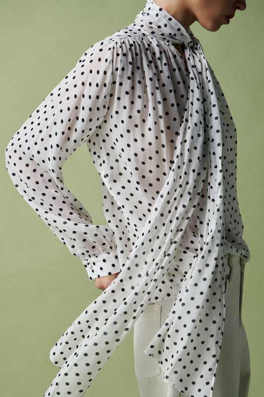 LAVALLIÈRE-NECK BLOUSE