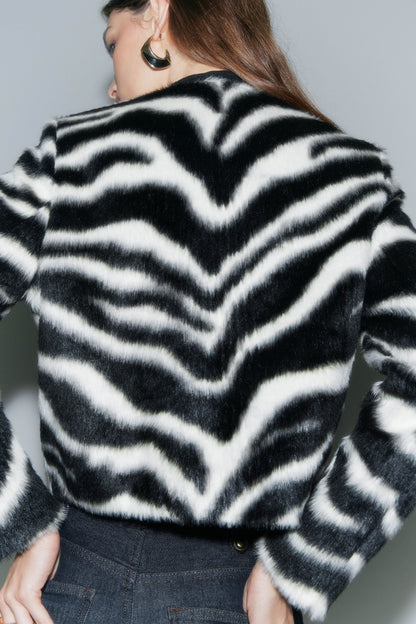 BLACK/WHITE