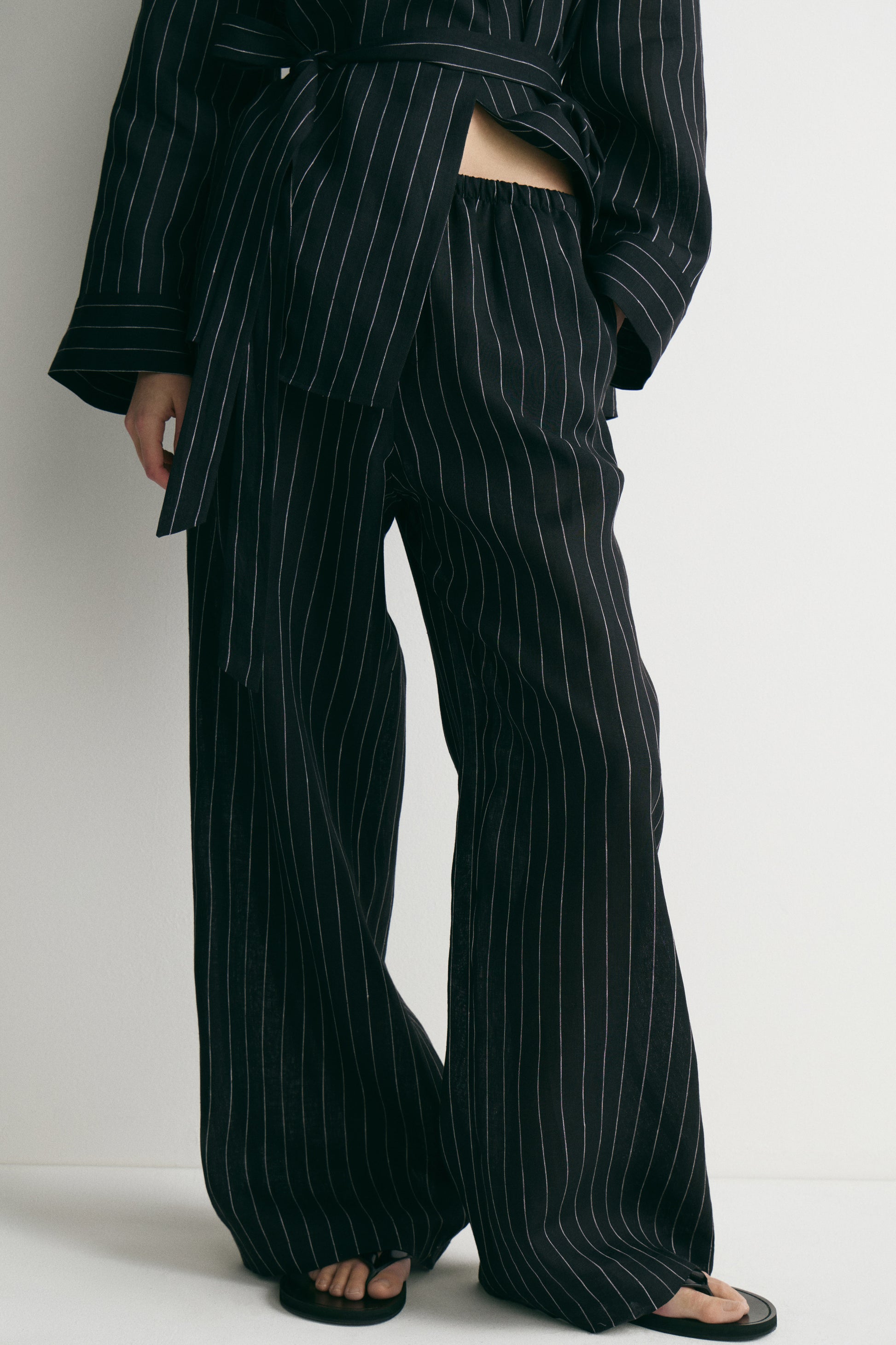 BLACK/WHITE